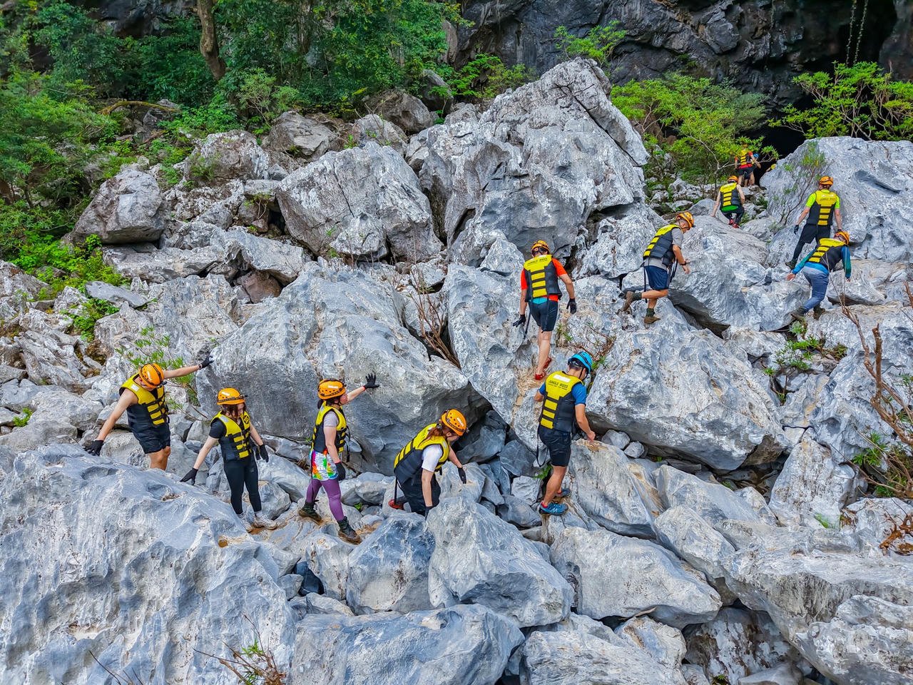 ថ្មត្រចៀកឆ្មាដ៏មុតស្រួចគឺជាបញ្ហាប្រឈមដ៏ពិតប្រាកដមួយ ដែលតម្រូវឱ្យអ្នកទស្សនាមានភាពប៉ិនប្រសប់ក្នុងគ្រប់ជំហាននៃការធ្វើដំណើររបស់ពួកគេដើម្បីរុករក Phong Nha - Ke Bang ។ រូបថត៖ Jungle Boss Tours
