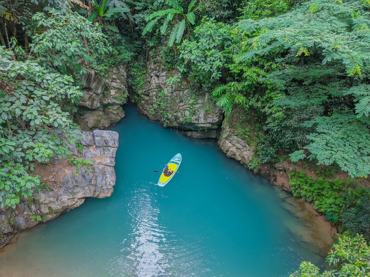 ពណ៌ទឹកពណ៌បៃតងត្បូងមរកតដ៏ស្រស់ស្អាត គឺជាគំរូនៃភ្នំថ្មកំបោរ Phong Nha - Ke Bang ។ រូបថត៖ Jungle Boss Tours