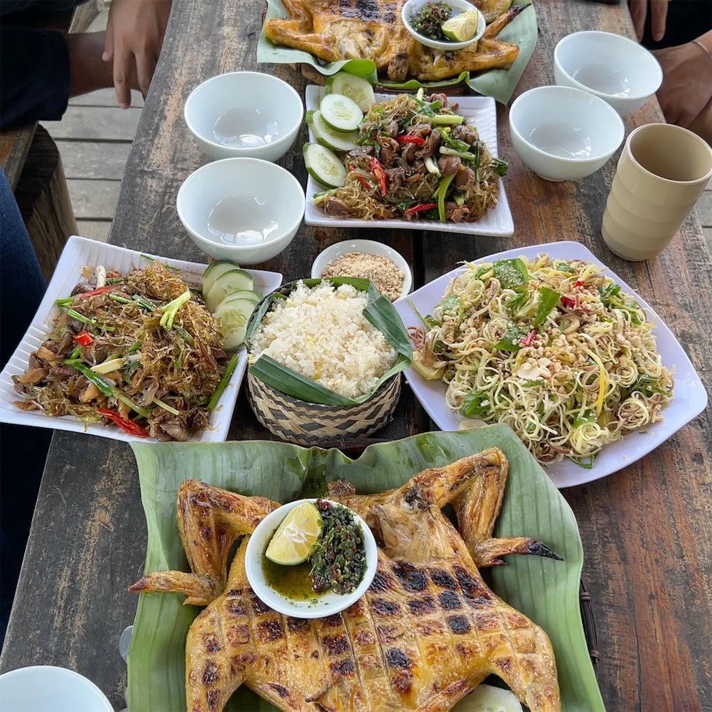 សាច់មាន់ដុតជាមួយអំបិលគឺជាមុខម្ហូបពិសេសដែលមិនគួររំលងនៅពេលធ្វើដំណើរទៅ Phong Nha - Ke Bang ។ រូបថត៖ Jungle Boss Tours