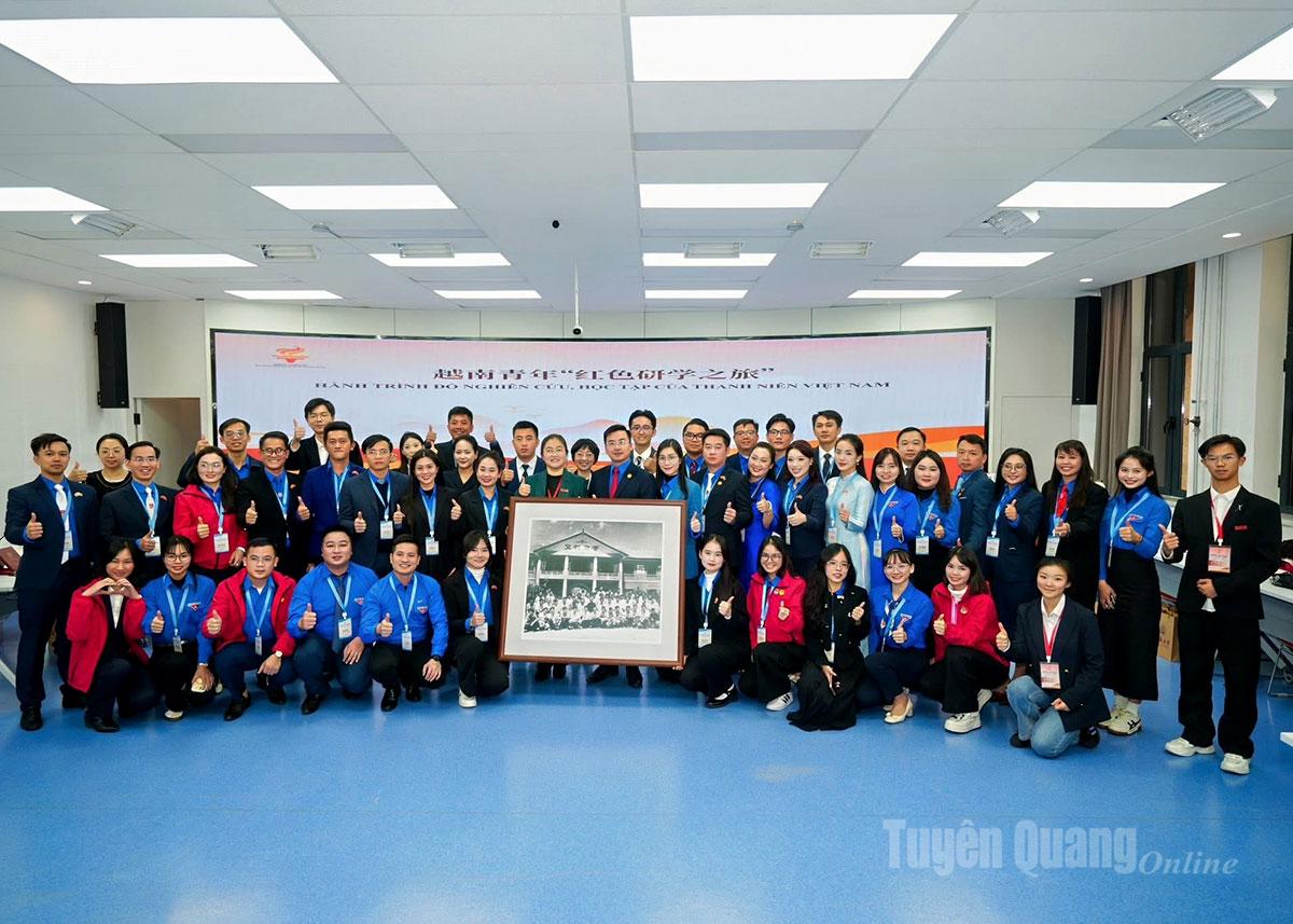 គណៈប្រតិភូបានទៅទស្សនាកន្លែងដែលលោកប្រធានហូជីមិញបានទៅទស្សនាក្នុងអំឡុងសកម្មភាពបដិវត្តន៍របស់គាត់នៅក្នុងប្រទេសចិន។