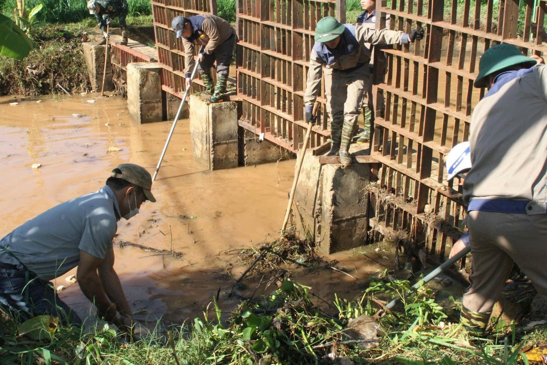 Sebelum musim banjir, Perusahaan Pengelolaan dan Eksploitasi Irigasi Son La berkoordinasi dengan berbagai unit dan daerah untuk mengeruk dan membersihkan aliran air di bendungan irigasi. Foto: Nguyen Nga. Trước mùa mưa lũ, Công ty TNHH MTV Quản lý khai thác công trình thủy lợi Sơn La đã phối hợp với các đơn vị, địa phương nạo vét, khơi thông dòng chảy tại các hồ đập thủy lợi. Ảnh: Nguyễn Nga.