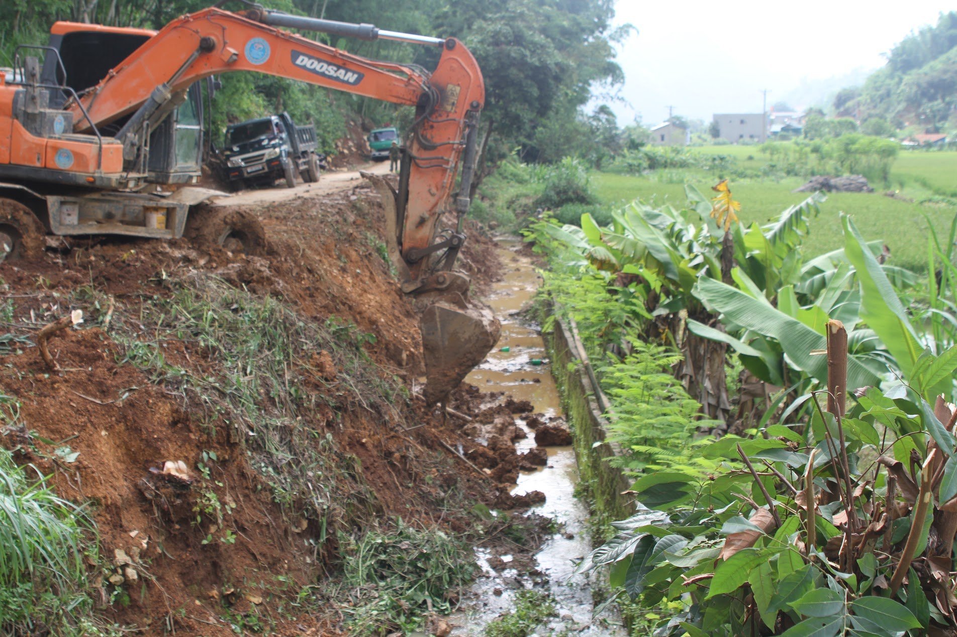 Pembangunan parit drainase di area-area penting untuk menstabilkan sumber air irigasi. Foto: Nguyen Nga. Thi công khơi thông tuyến mương tiêu thoát nước tại khu vực xung yếu, phục vụ ổn định nguồn nước tưới. Ảnh: Nguyễn Nga.