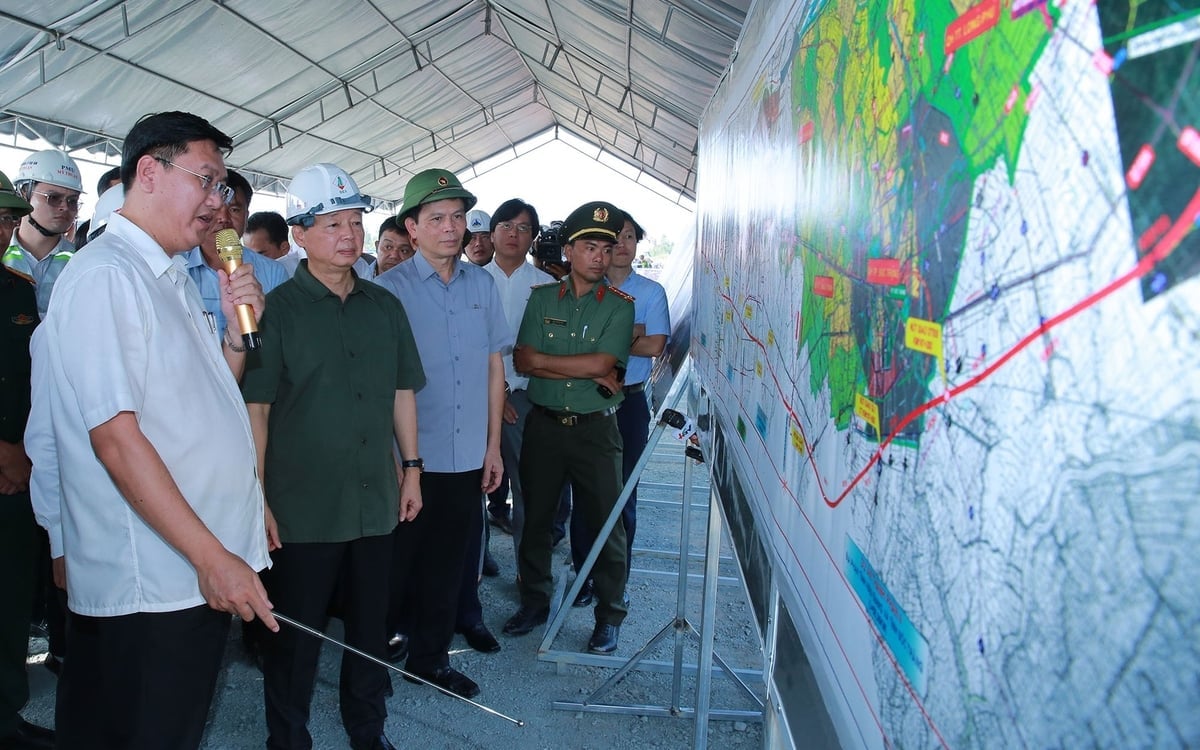 Phó Thủ tướng Chính phủ Trần Hồng Hà đi kiểm tra tại dự án cao tốc Châu Đốc - Cần Thơ - Sóc Trăng, đoạn qua tỉnh Hậu Giang. Ảnh: Minh Khôi.