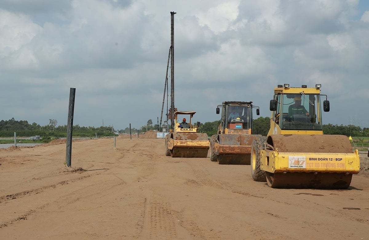 Cao tốc Châu Đốc - Cần Thơ - Sóc Trăng đang được đẩy nhanh tiến độ. Ảnh: Minh Khôi. 
