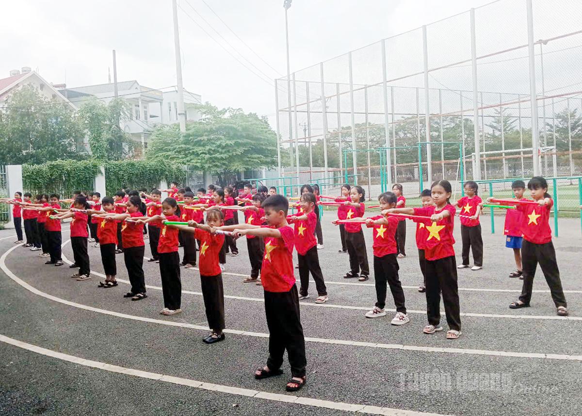 4E students of Binh Thuan Primary School, Minh Xuan Ward during physical education class.
