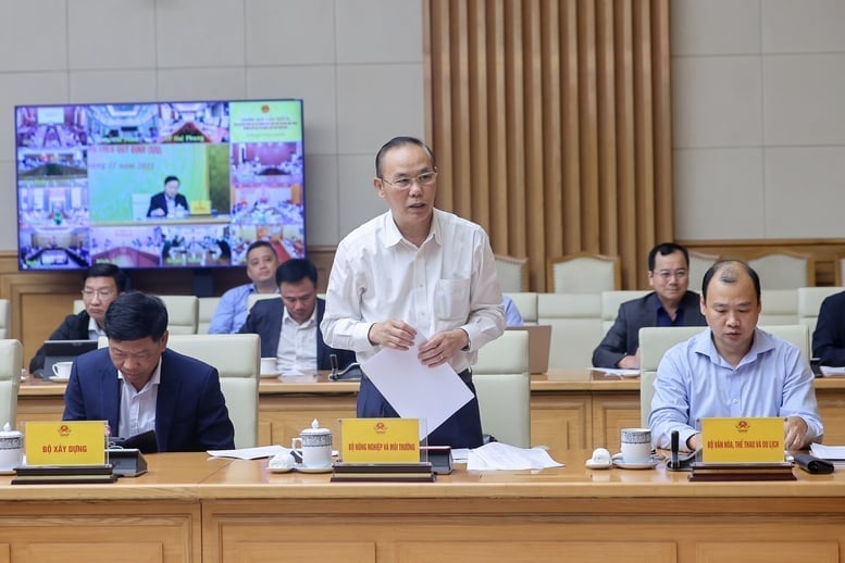 ທ່ານລັດຖະມົນຕີກະຊວງກະສິກຳ ແລະ ສິ່ງແວດລ້ອມ ຟຸ່ງດຶກຕ໋ຽນ ໃຫ້ຮູ້ທີ່ກອງປະຊຸມ. ພາບ: VGP/Nhat Bac. Thứ trưởng Bộ Nông nghiệp và Môi trường Phùng Đức Tiến báo cáo tại cuộc họp. Ảnh: VGP/Nhật Bắc.