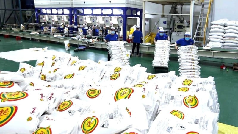 ປຸງແຕ່ງເຂົ້າສານສົ່ງອອກຢູ່ໂຮງງານຜະລິດຕະພັນກະສິກຳເຕັກໂນໂລຊີສູງເຈືອງອານ, ນະຄອນເກີນເທີ. (ພາບ: VU SINH)