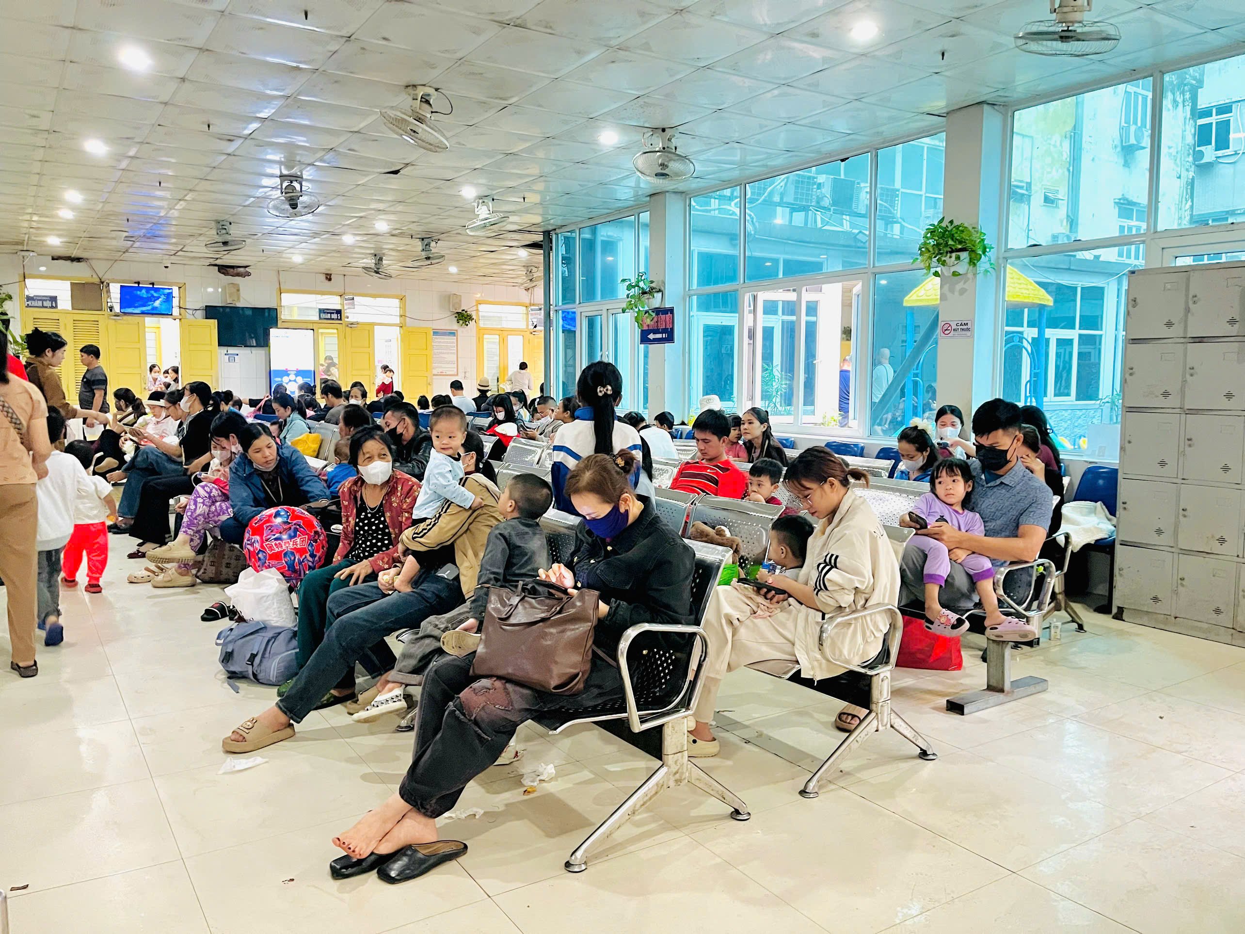 Cúm A tăng nhanh thời điểm giao mùa: Nhiều trẻ nhập viện, bác sĩ cảnh báo nguy cơ biến chứng nặng- Ảnh 1.