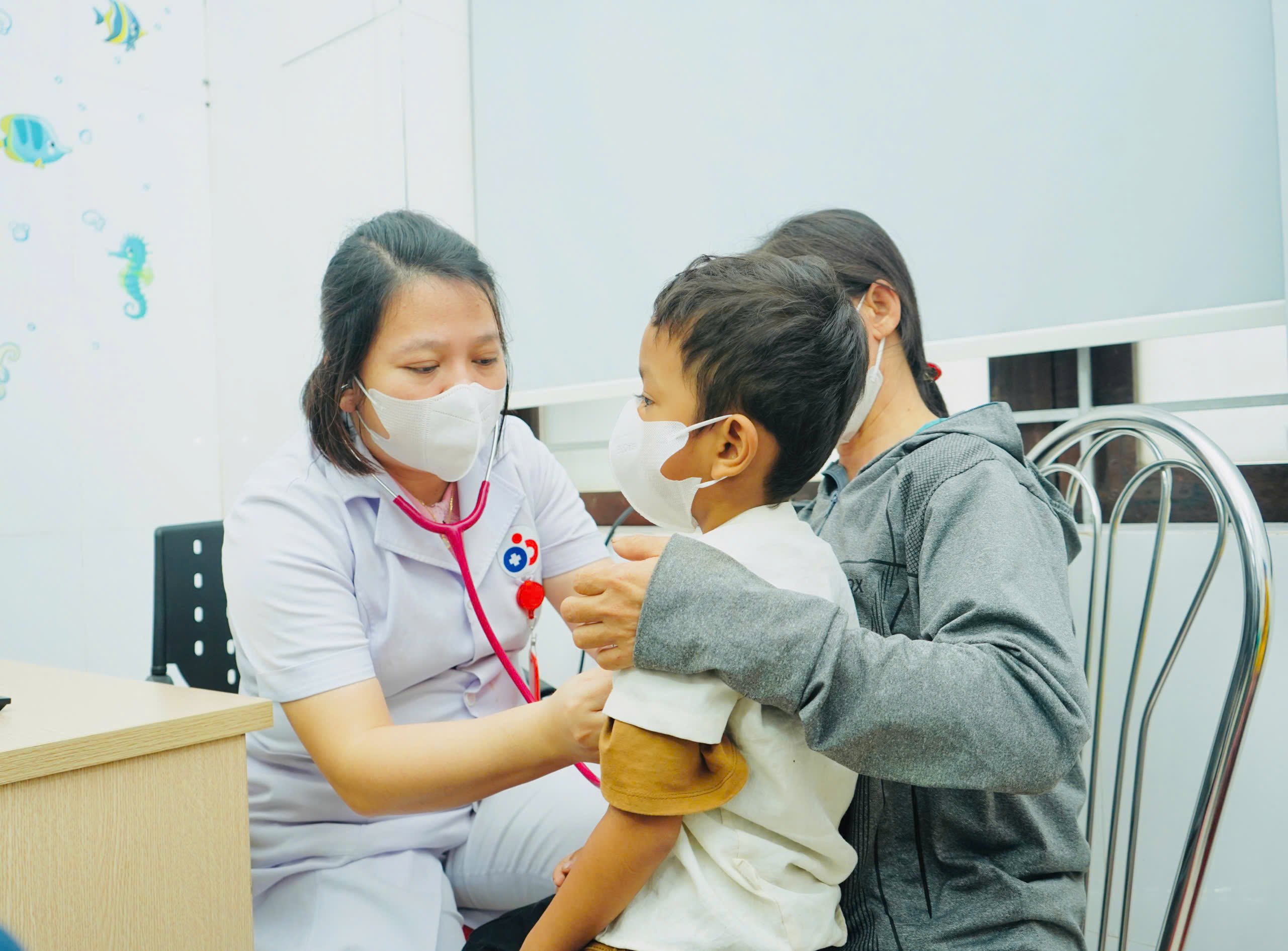 Cúm A tăng nhanh thời điểm giao mùa: Nhiều trẻ nhập viện, bác sĩ cảnh báo nguy cơ biến chứng nặng- Ảnh 2.