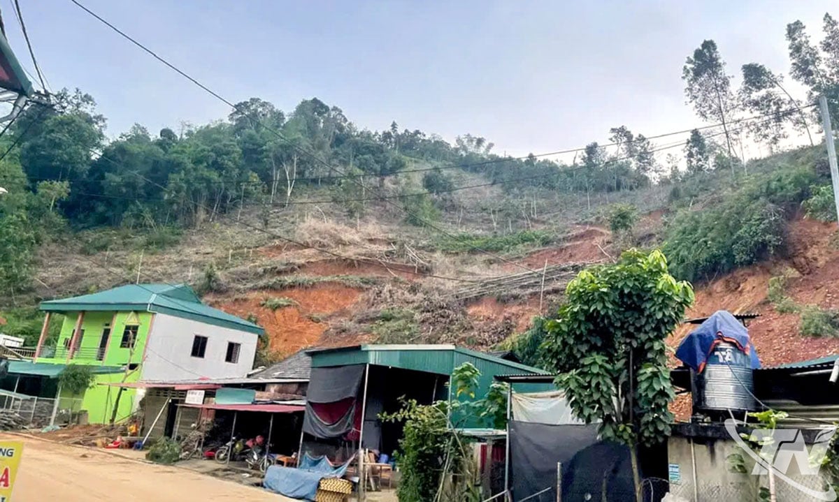 ຢູ່​ເທິງ​ພູ​ຫລັງ​ເຂດ​ທີ່​ຢູ່​ອາ​ໄສ​ຂອງ​ບ້ານ​ນາ​ແອງ (ຕາ​ແສງ​ນາມ​ເຟືອງ), ​ໄດ້​ເກີດ​ດິນ​ເຈື່ອນ​ຢ່າງ​ຍາວ​ນານ ຫຼັງ​ຈາກ​ລົມ​ພະຍຸ Yagi ໃນ​ປີ 2024.