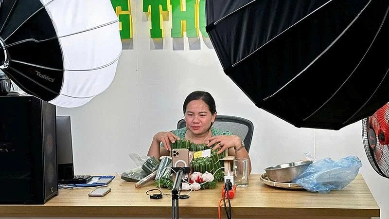 ស្ត្រីនៅតាមជនបទប្រើប្រាស់វេទិកាឌីជីថល ដើម្បីផ្សព្វផ្សាយឯកទេសក្នុងតំបន់