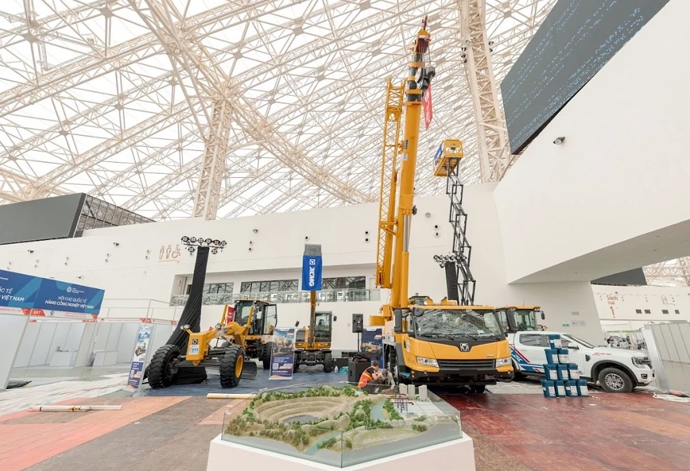 Avslöjar de första bilderna från historiens största industriutställning 