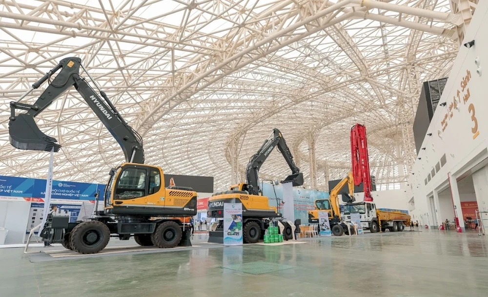 Avslöjar de första bilderna från historiens största industriutställning 