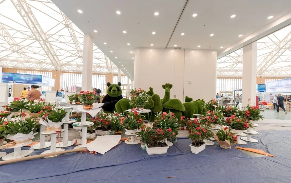 Avslöjar de första bilderna från historiens största industriutställning 