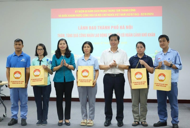 الرفيقة دانج ثي فونج هوا - نائبة رئيسة لجنة جبهة الوطن الفيتنامية في مدينة هانوي والرفيق نجوين هوي خانه - نائب رئيس اتحاد عمال مدينة هانوي قدموا الهدايا للعمال في الظروف الصعبة X.