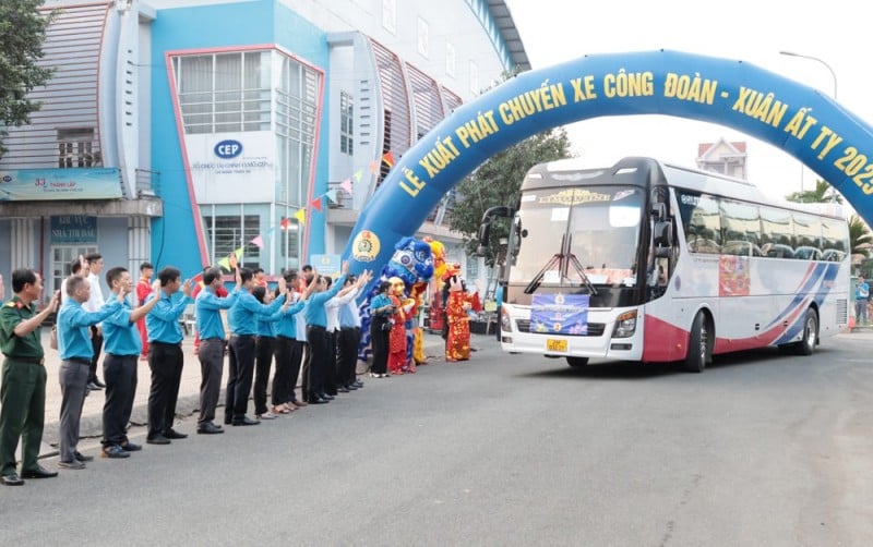 Lãnh đạo tỉnh Bình Dương, Liên đoàn Lao động và Công đoàn các cấp tiễn công nhân về quê đón Tết. (Ảnh: T.L)