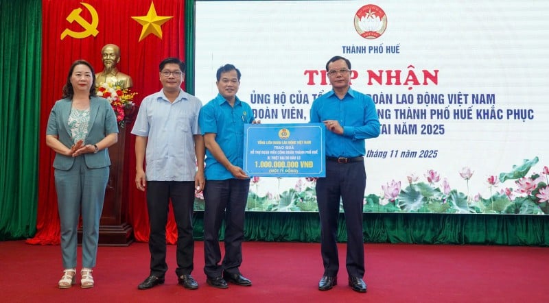 Г-н Нгуен Динь Кханг, президент Всеобщей конфедерации труда Вьетнама, пожертвовал 1 миллиард донгов на помощь Хюэ в преодолении последствий штормов и наводнений.