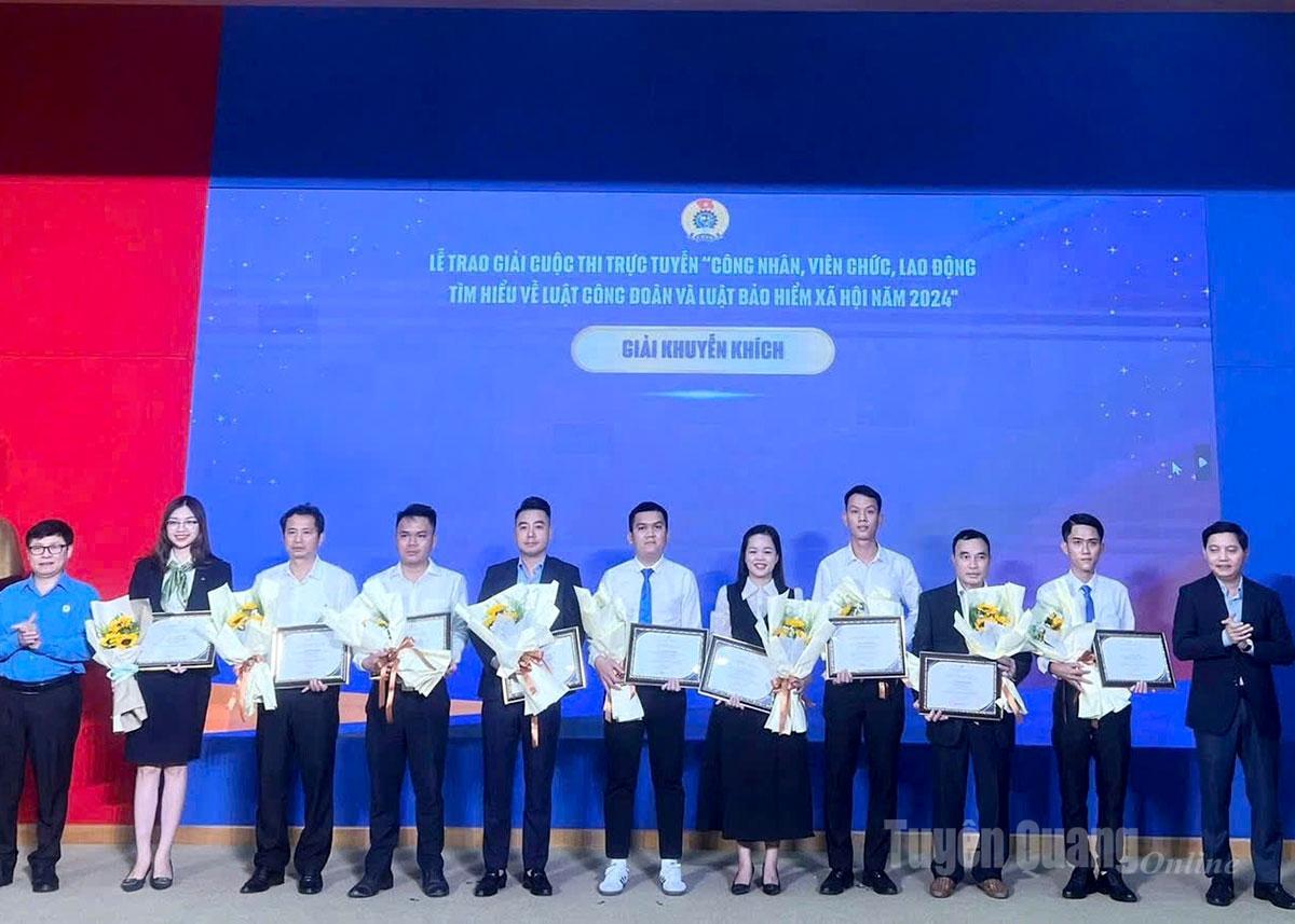 Člen odborů Le Thi Duyen z odborového svazu všeobecné nemocnice Ha Giang (pátý zprava) získal povzbudivou cenu soutěže.