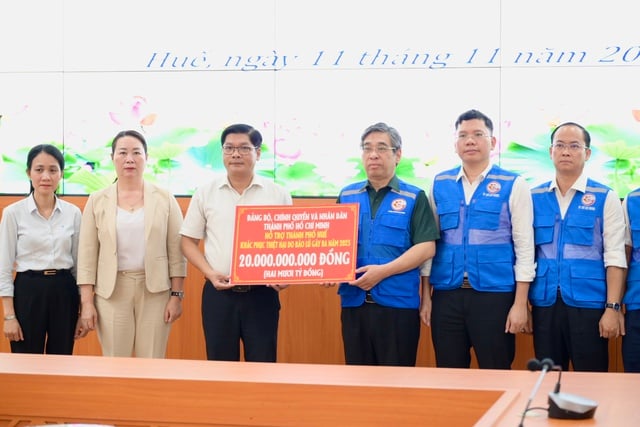 TPHCM hỗ trợ Huế và Đà Nẵng 35 tỷ đồng khắc phục hậu quả bão lũ- Ảnh 1.