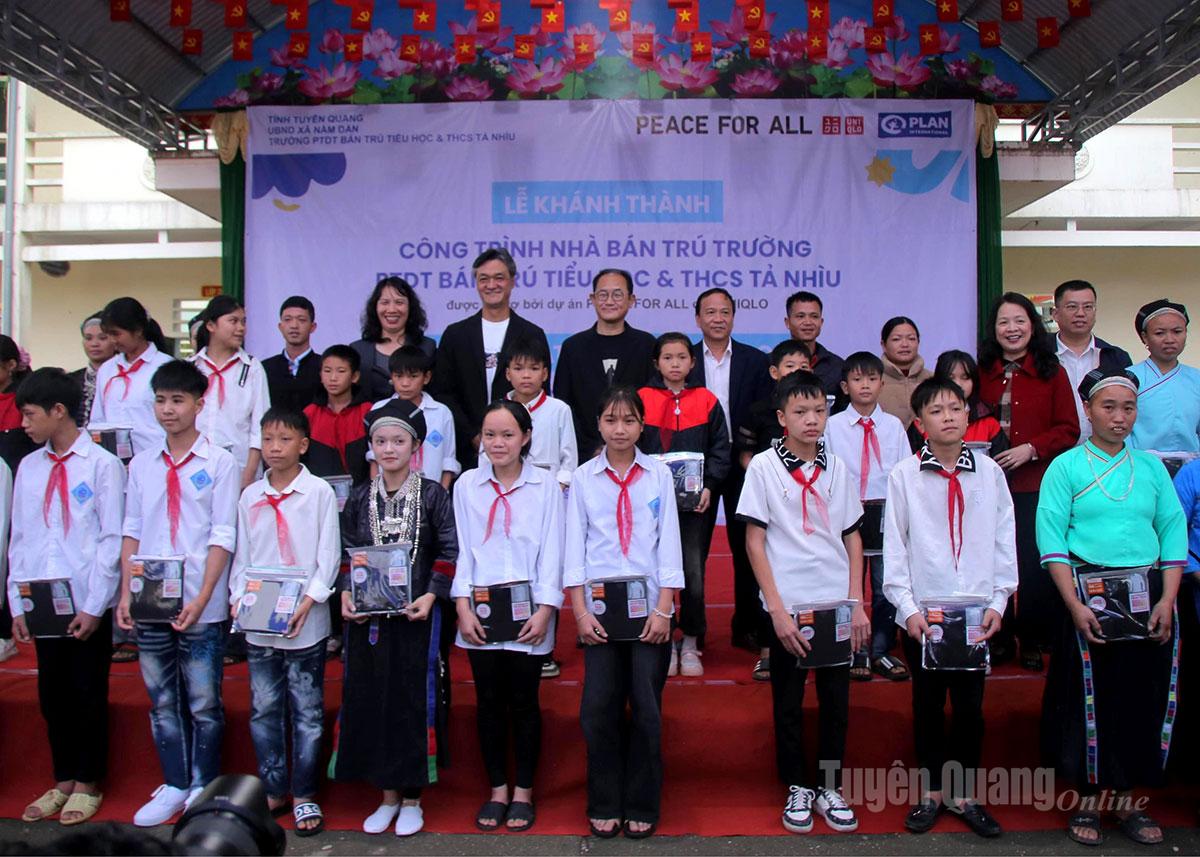 Sponzoři rozdávají studentům a místním obyvatelům termotrička