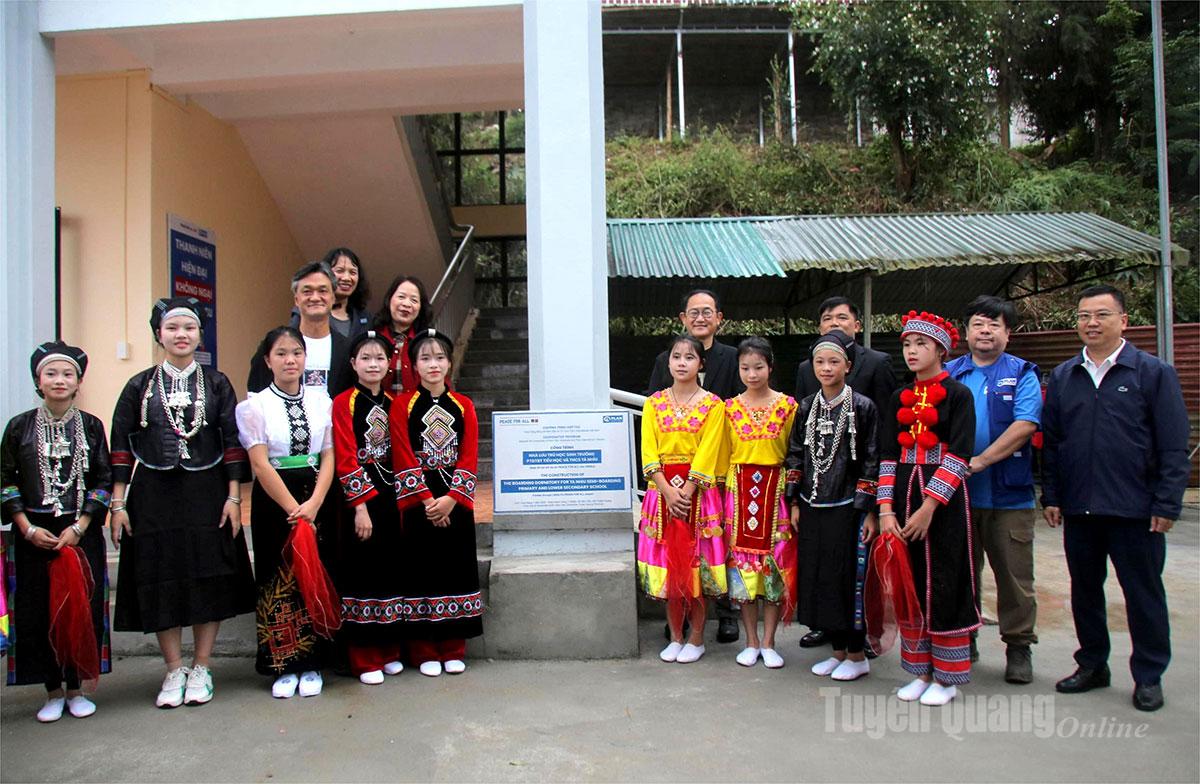 Sponzoři k projektu připevňují cedule.