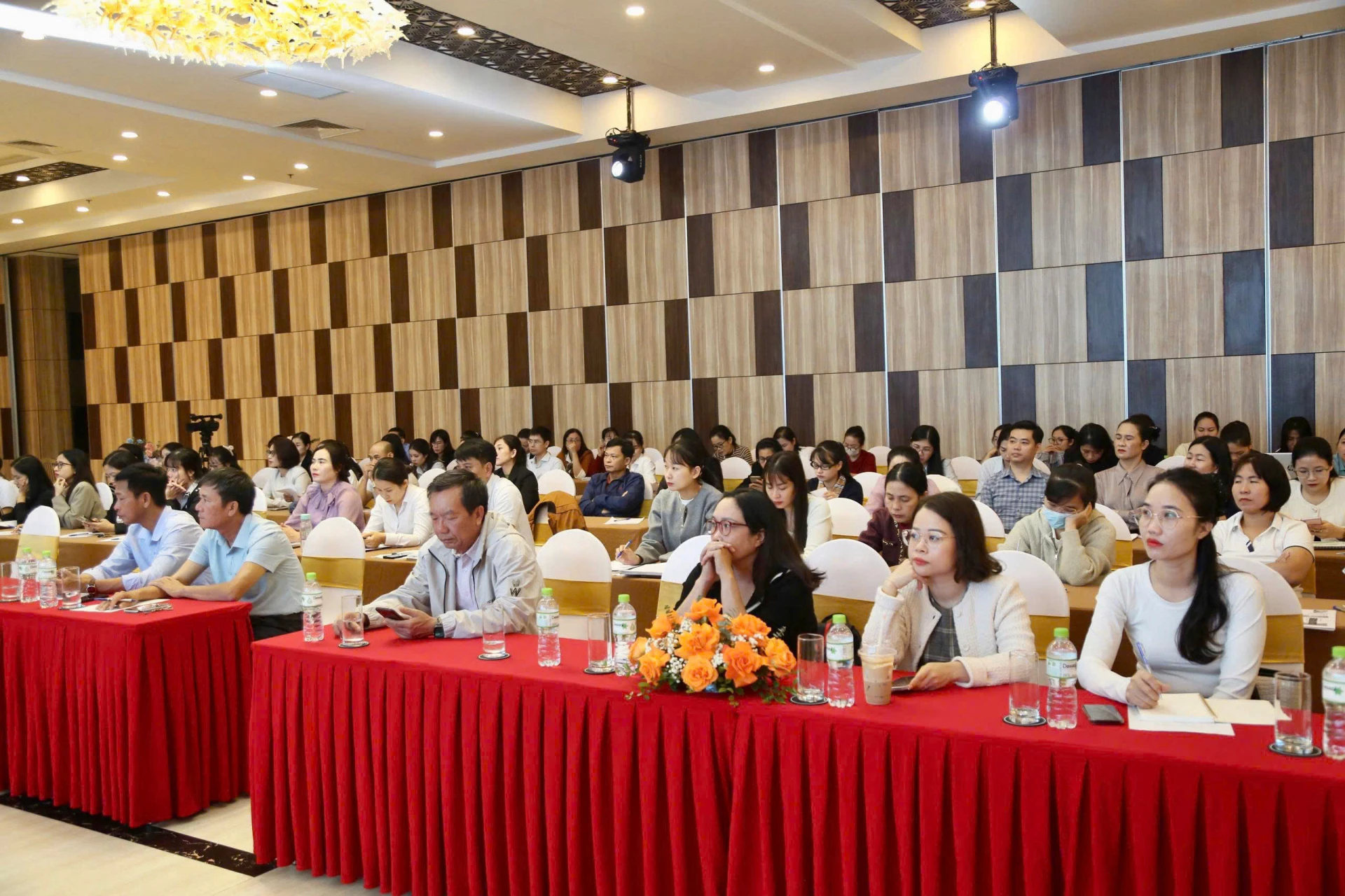 Delegáti a studenti účastnící se školicí konference - Foto: M.D.