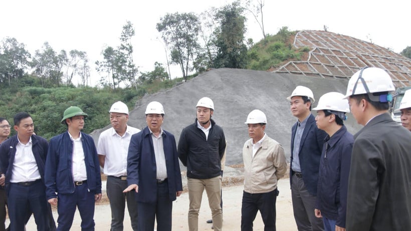 សមមិត្ត Tran Hong Minh សមាជិកគណៈកម្មាធិការមជ្ឈិមបក្ស រដ្ឋមន្ត្រីក្រសួងសំណង់បានត្រួតពិនិត្យគម្រោងផ្លូវល្បឿនលឿន Huu Nghi-Chi Lang (Lang Son)។