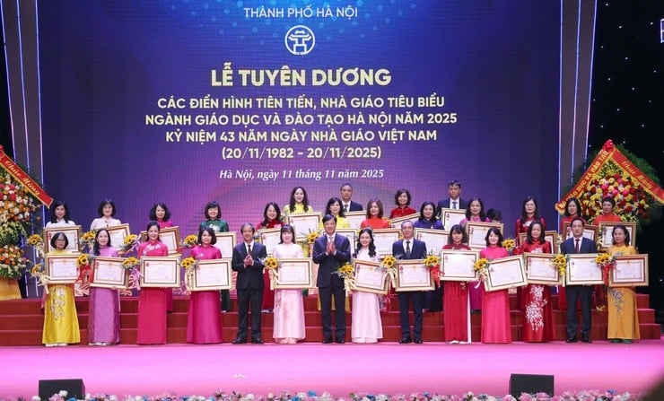 Bí thư Thành ủy Hà Nội Nguyễn Duy Ngọc, Bộ trưởng Bộ Giáo dục và Đào tạo Nguyễn Kim Sơn trao tặng Huân chương Lao động cho các tập thể, cá nhân. (Ảnh: T.L)