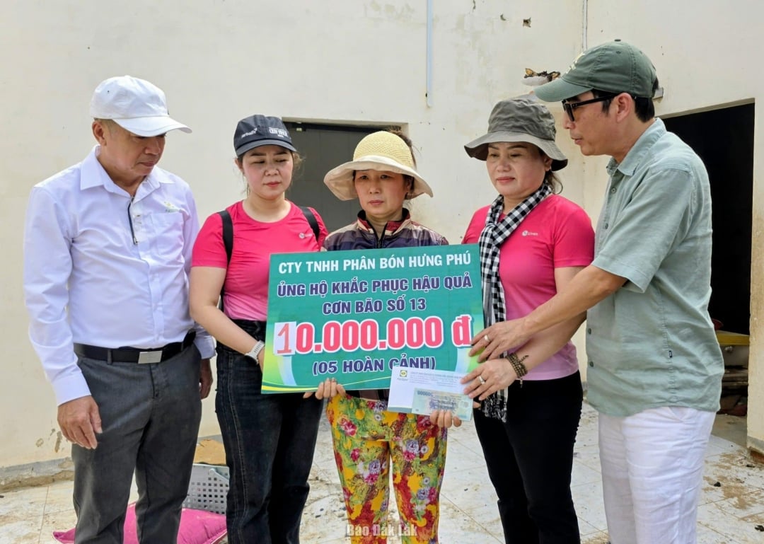 Hoang Long Vina Production - Trading Company Limited gav pengar för att hjälpa Ms. Nguyen Thi Ha (by 4, Xuan Lanh kommun) vars make tyvärr råkade ut för en olycka i storm nr 13. Foto: Nhat Huy