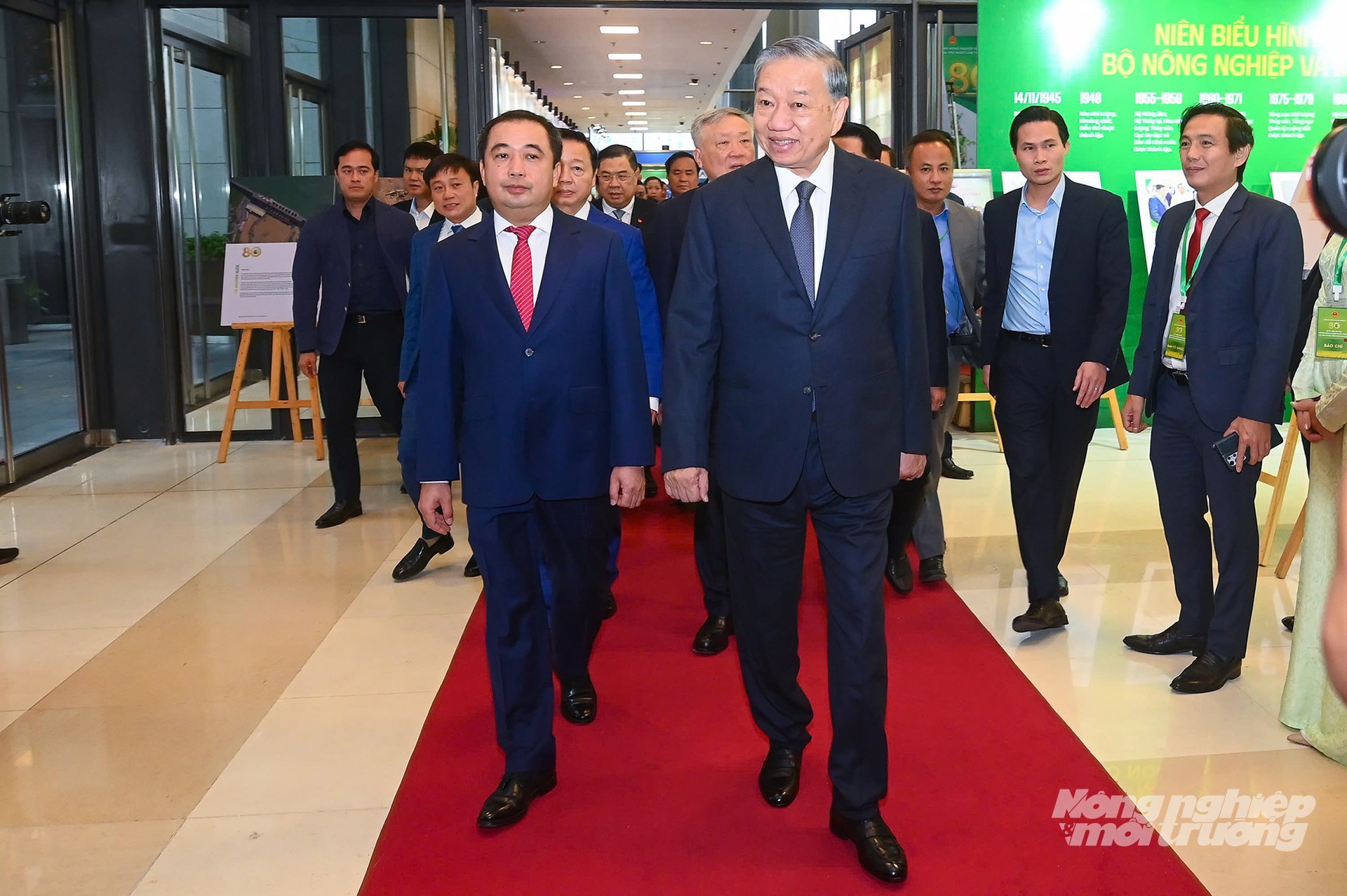 Tổng Bí thư Tô Lâm và Bộ trưởng Bộ Nông nghiệp và Môi trường Trần Đức Thắng tham dự Lễ Kỷ niệm 80 năm ngành, Đại hội thi đua yêu nước lần thứ I. Ảnh: Tùng Đinh.