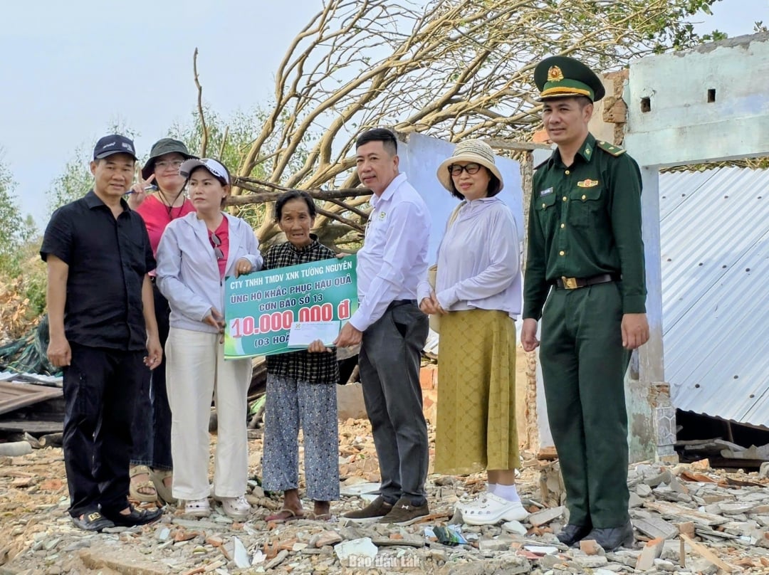 Stödpengar till Ms. Nguyen Thi Dong (byn Phu Duong, Song Cau-distriktet) vars hus helt rasade samman på grund av storm nr 13. Foto: Nhat Huy