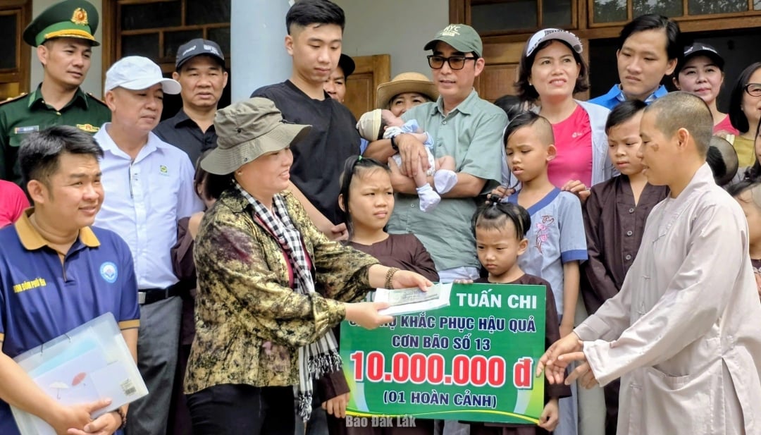 Delegationen överlämnade stödpengar till Hai Son Pagoda Charity Shelter. Foto: Nhat Huy