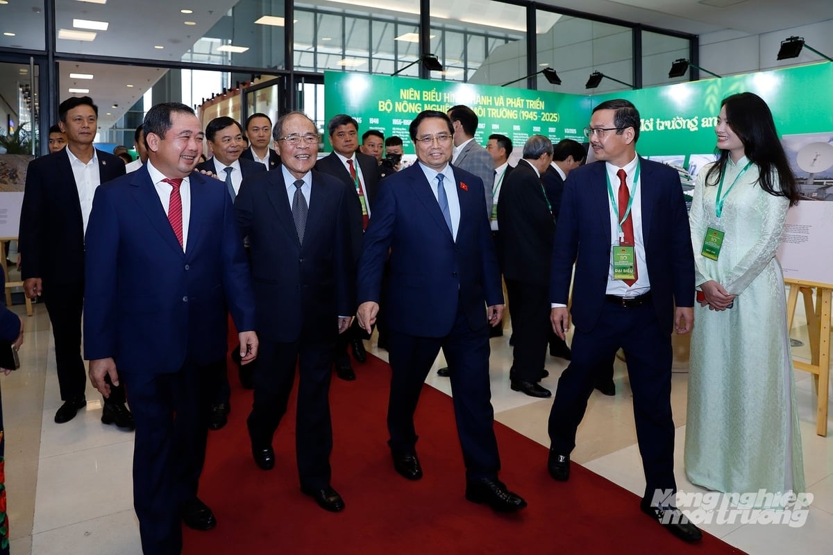 Thủ tướng Chính phủ Phạm Minh Chính, nguyên Chủ tịch Quốc hội Nguyễn Sinh Hùng, Bộ trưởng Bộ Nông nghiệp và Môi trường Trần Đức Thắng, Tổng Biên tập Báo Nông nghiệp và Môi trường Nguyễn Ngọc Thạch tại Lễ Kỷ niệm 80 năm ngành Nông nghiệp và Môi trường, Đại hội thi đua yêu nước lần thứ I. Ảnh: Khương Trung.
