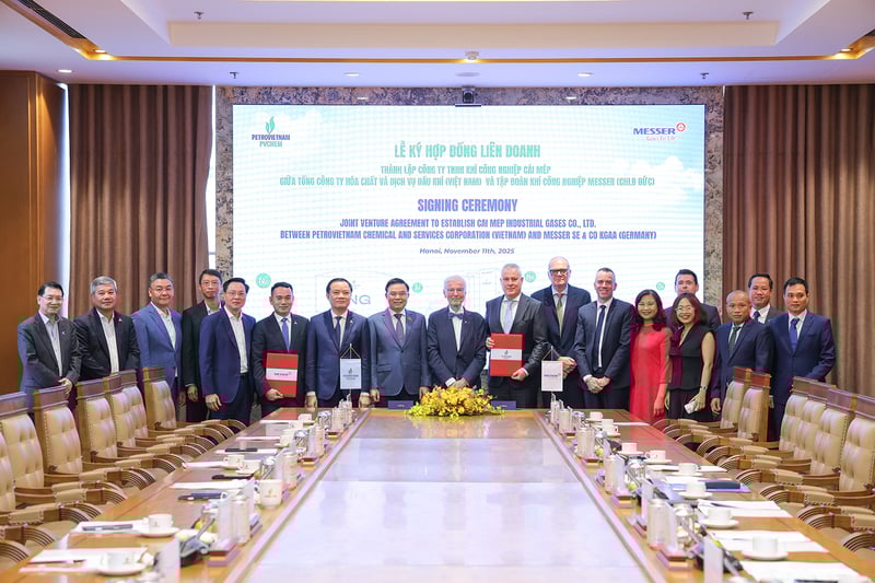 Ο κ. Duong Tri Hoi, Γενικός Διευθυντής της PVChem, και ο κ. Bernd Eulitz, Γενικός Διευθυντής της Messer, υπέγραψαν τη σύμβαση υπό την παρουσία των ηγετών της Petrovietnam, της Messer και της PVChem.