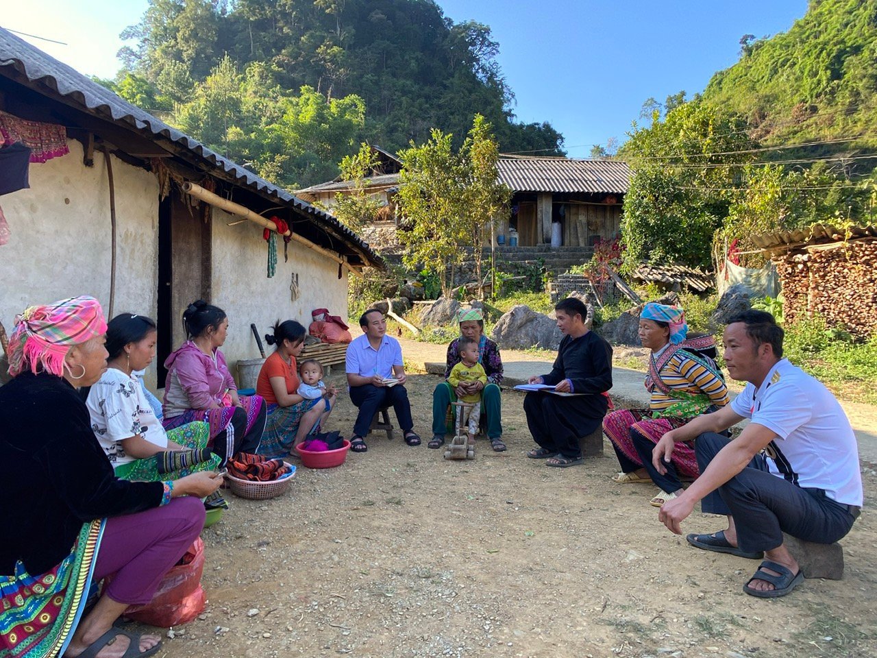 Οι κάτοικοι του χωριού συναντώνται για να προετοιμαστούν για την πρόληψη των δασικών πυρκαγιών κατά την περίοδο της ξηρασίας. Φωτογραφία: Van Tam. Bà con dân bản họp chuẩn bị cho công tác phòng chống cháy rừng mùa hanh khô. Ảnh: Vạn Tâm.