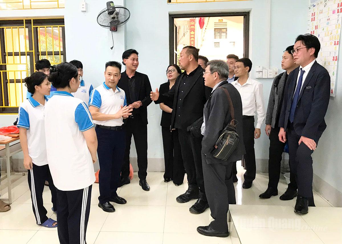 គណៈប្រតិភូបានចុះអង្កេតការងារអប់រំនៅវិទ្យាល័យ Yen Minh។