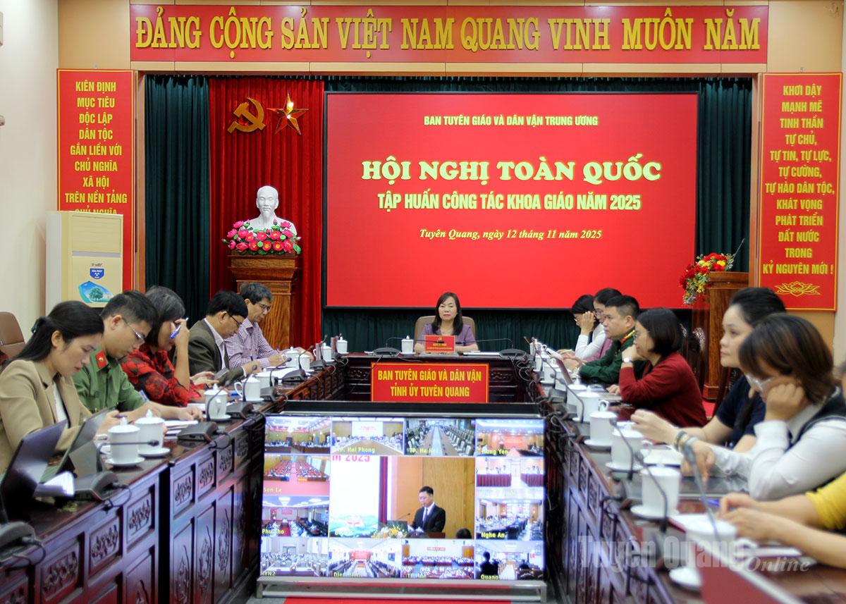 Delegeler, İl Parti Komitesi Propaganda ve Kitle Seferberlik Dairesi köprü noktasındaki konferansa katıldı.