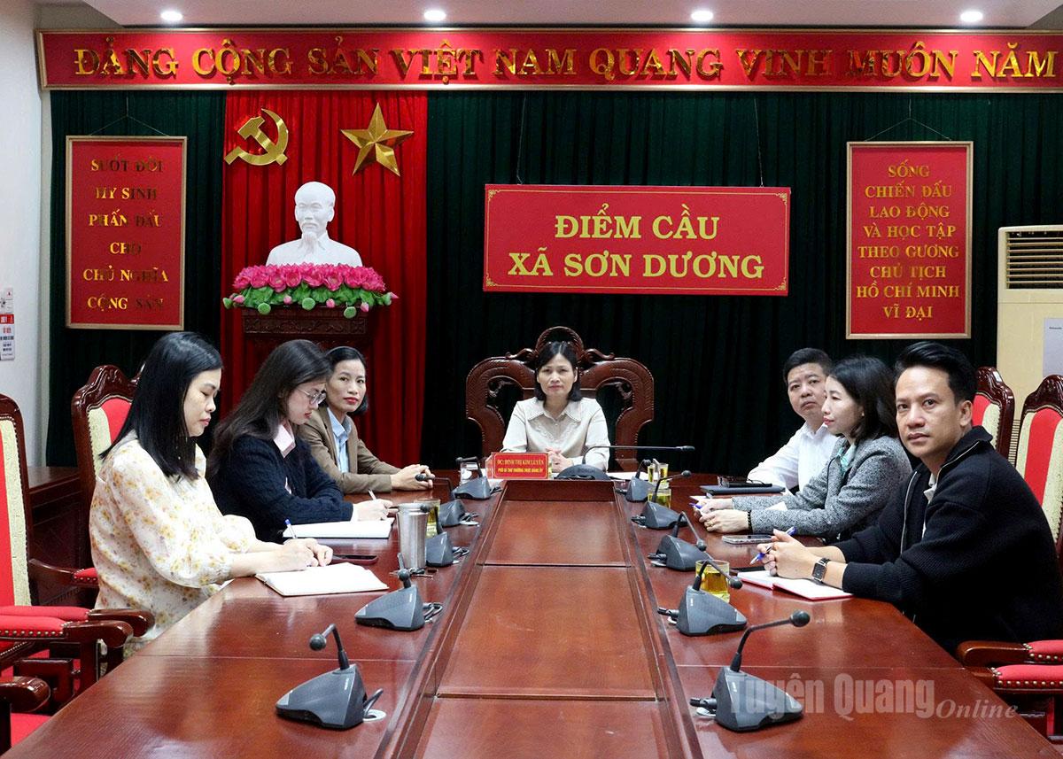 Son Duong komün köprü noktasında konferansa katılan delegeler.