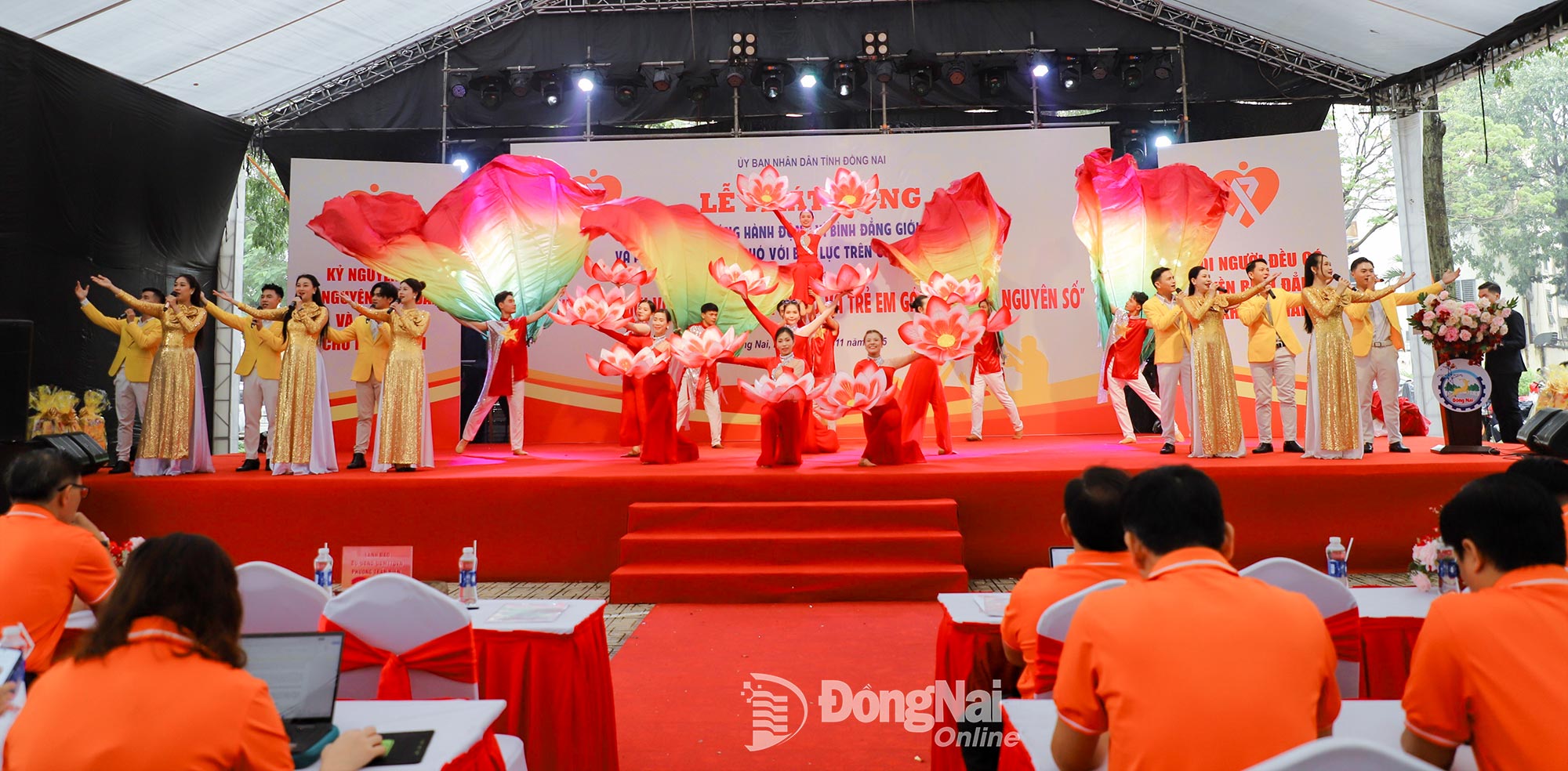 Művészeti előadás a bemutató ünnepségen. Fotó: My Ny