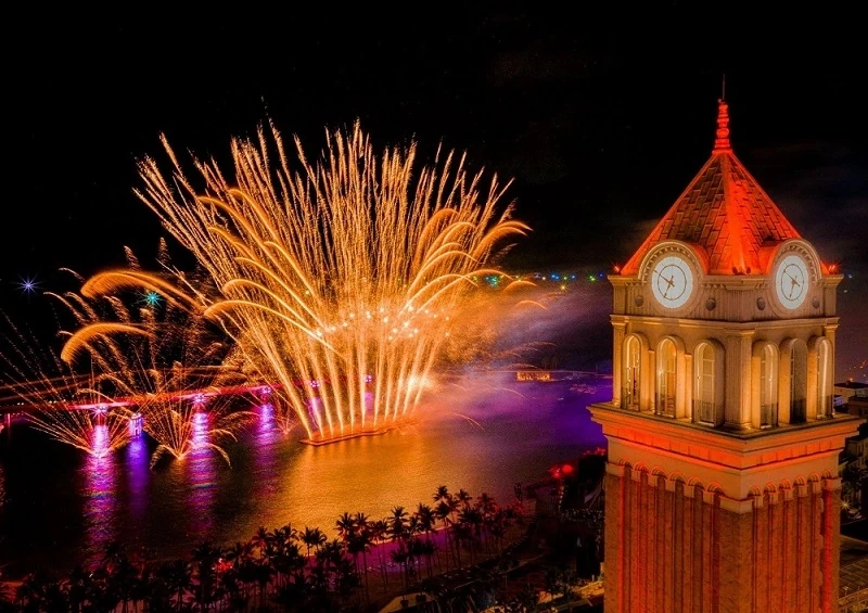 การแสดงซิมโฟนีทำให้นักท่องเที่ยวต่างชาติตื่นตาตื่นใจกับเกาะฟูก๊วก