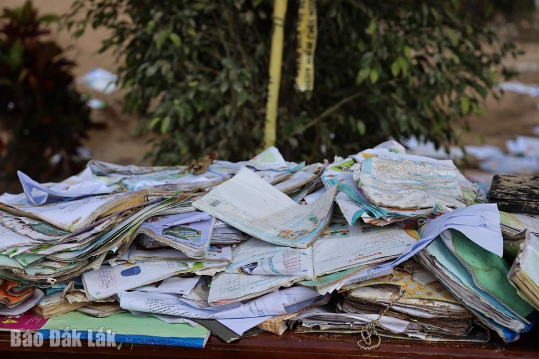 Muitos documentos e livros de professores e alunos da Escola Primária de Phu Mo foram danificados por terem ficado encharcados pela enchente.