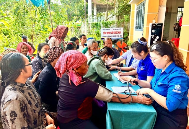 Dong Nai ជំរុញការកាត់បន្ថយភាពក្រីក្រប្រកបដោយនិរន្តរភាព ដែលជាប់ទាក់ទងជាមួយការវិនិយោគថែទាំសុខភាពនៅតំបន់ជួបការលំបាក - រូបថត ១.