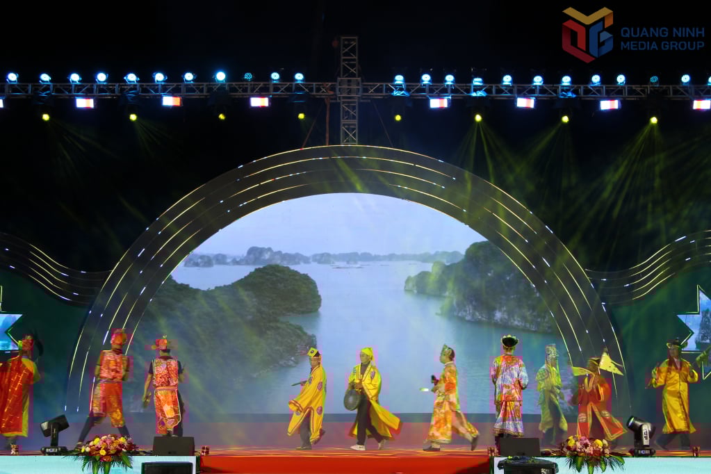 Úryvek z tance Hanh Quang etnické skupiny San Diu v provincii Quang Ninh.