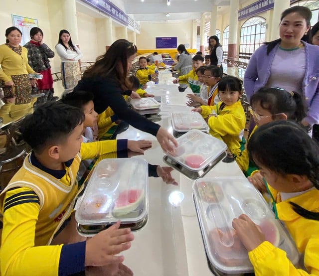 Bếp bán trú Trường Tiểu học Trưng Vương Đà Lạt hoạt động trở lại - Ảnh 2.