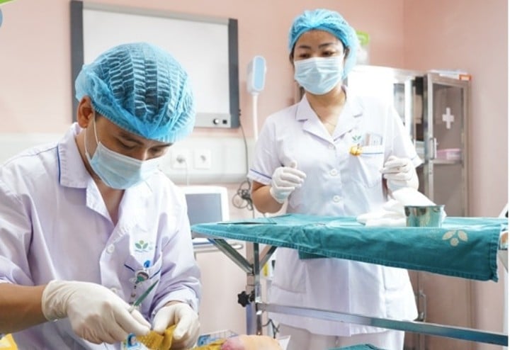 Trẻ được các y bác sĩ chăm sóc vết thương hàng ngày tại khoa chỉnh hình.