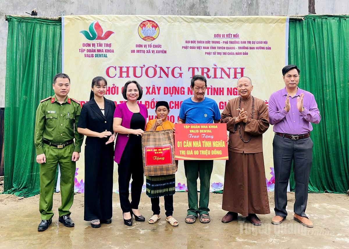 نمایندگان به صورت نمادین حمایت خود را از ساخت خانه به خانواده آقای گیانگ می سئو در روستای سوئی دونگ اهدا کردند.