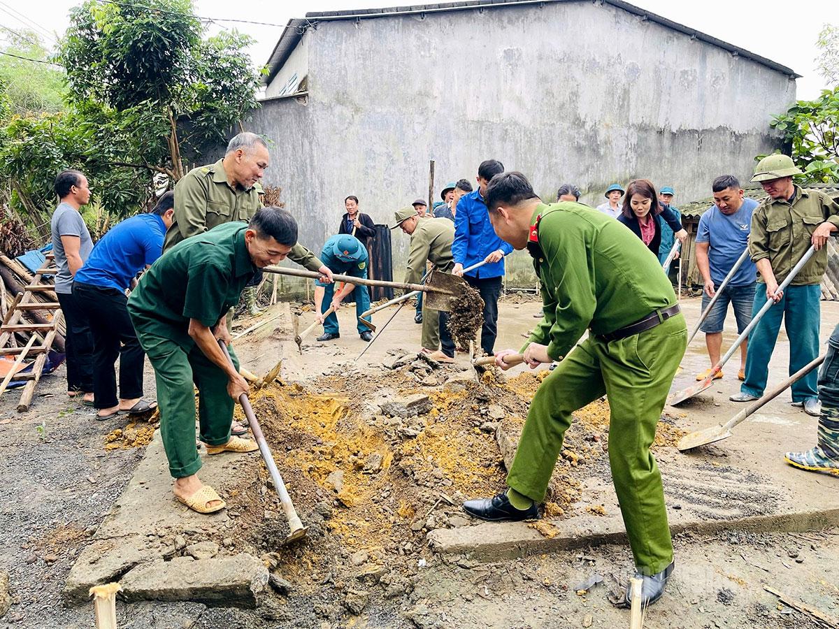 نیروها از خانواده برای کندن پی خانه حمایت کردند.