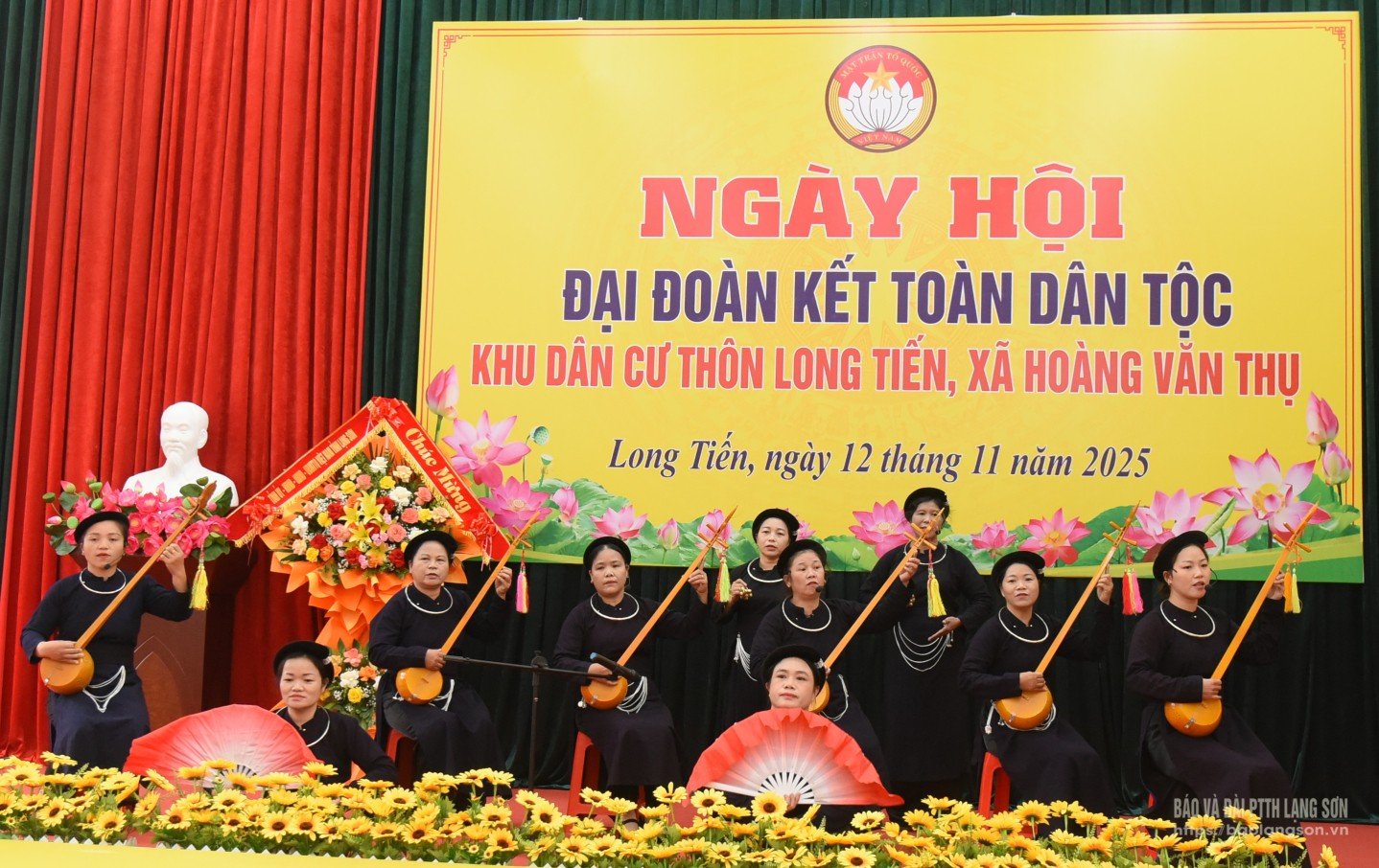 Tiết mục văn nghệ đặc sắc do người dân thôn Long Tiến biểu diễn tại ngày hội