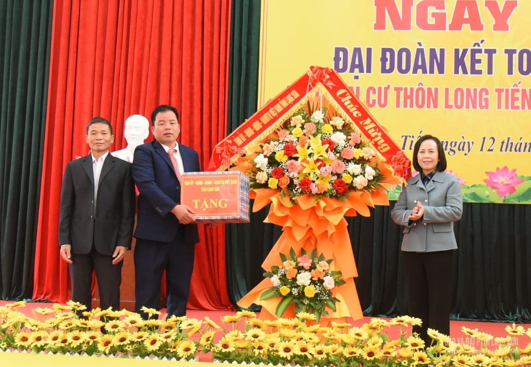 Đồng chí Đoàn Thị Hậu, Phó Bí thư Thường trực Tỉnh ủy, Chủ tịch HĐND tỉnh tặng hoa và quà cho đại diện thôn Long Tiến