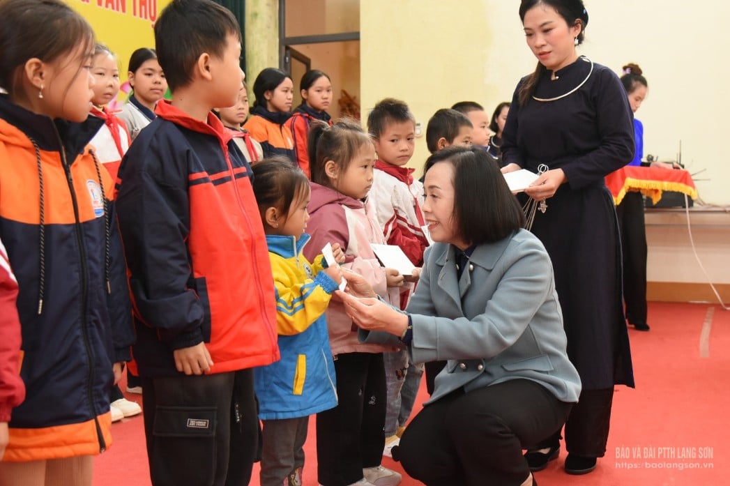 Đồng chí Phó Bí thư Thường trực Tỉnh ủy, Chủ tịch HĐND tỉnh tặng quà học sinh có hoàn cảnh khó khăn của xã Hoàng Văn Thụ